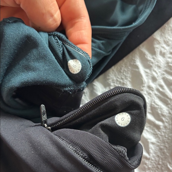 Set lululemon athletica Teal and Black leggings and sports bra - Picture 9 of 13